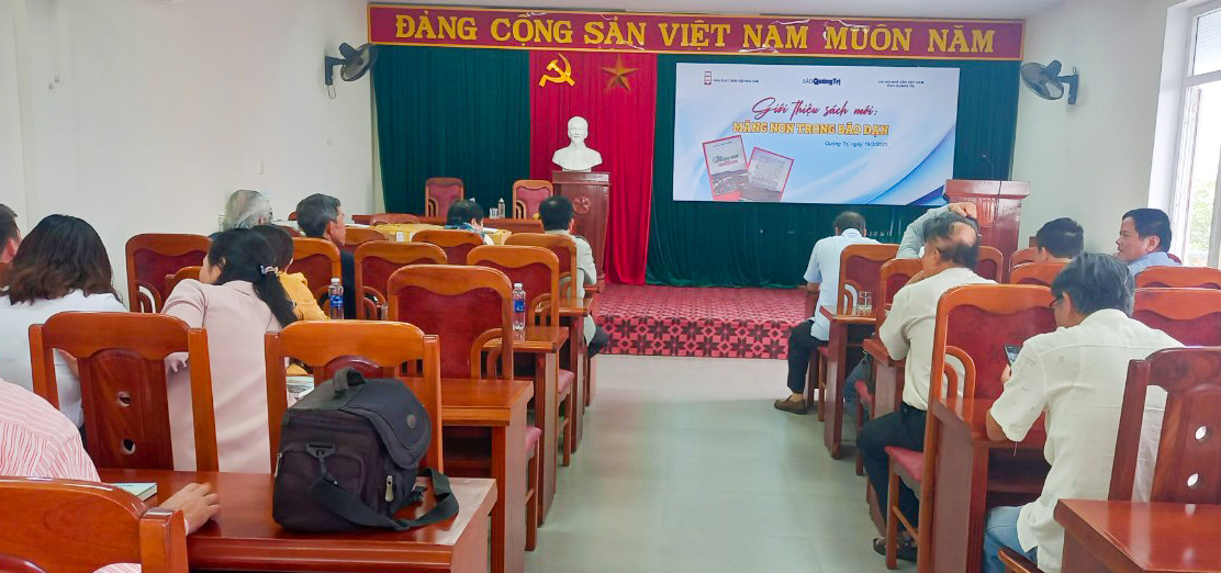 Nhiều người từng gắn bó với K8 tham gia buổi ra mắt sách tại Báo Quảng Trị ngày 19/3/2023